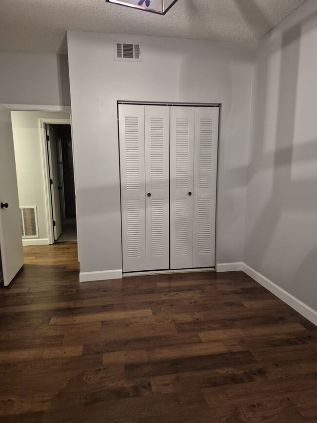 Building Photo - 1921 Gornto Rd