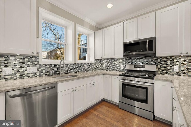 Building Photo - 912 I St NE