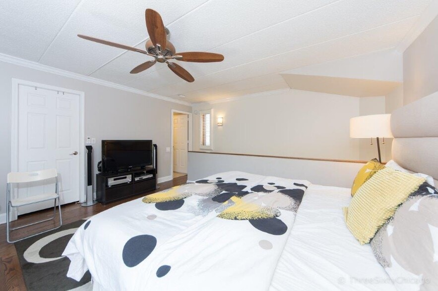 Building Photo - 1153 S Plymouth Ct