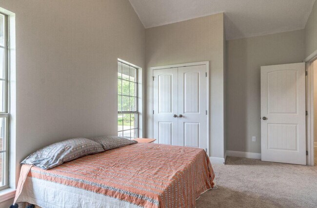 Building Photo - 32 Sonata St