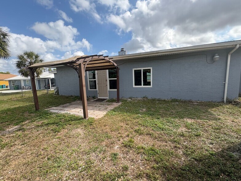 Building Photo - Available now - Low Energy Bill !!