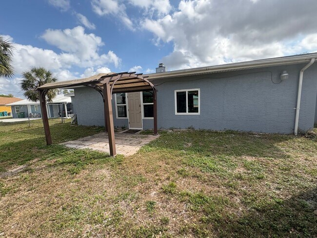 Building Photo - Spacious Florida Home Available Now!
