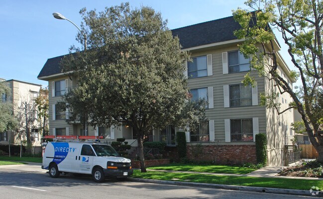 Building Photo - 366 Mentor Ave