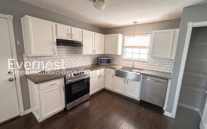 Building Photo - 6326 Pompano St