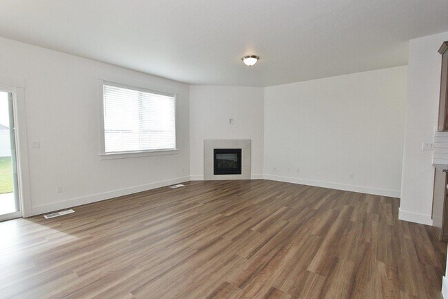 Building Photo - Immaculate Single-Level Home