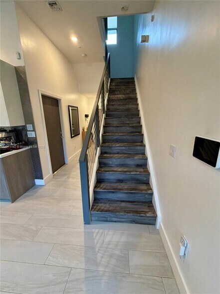 Building Photo - 913 NW 45th Ter