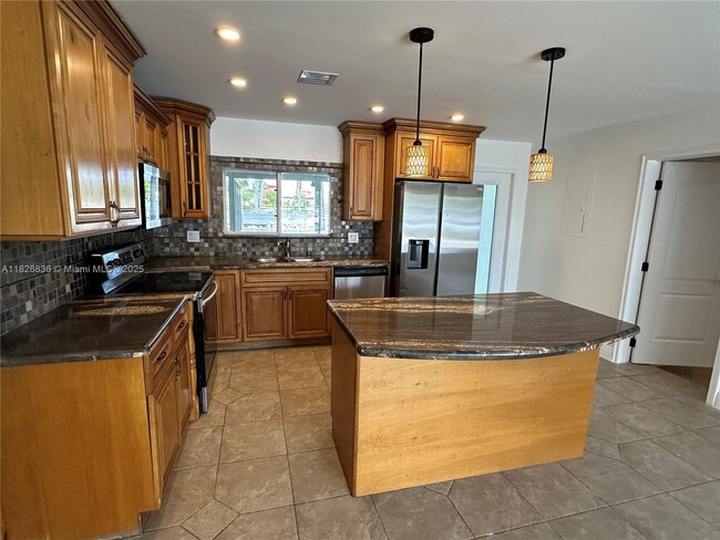 Building Photo - 4830 SW 41st Ave