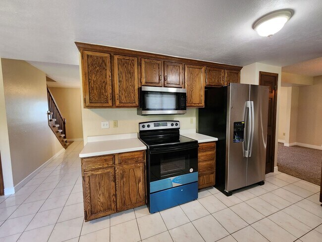 Building Photo - Beautiful 4 Bedroom Home on Cul Du Sac Wit...