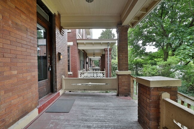 Building Photo - Great CENTRAL Location 5 Bedroom House - Virtual Showings Available