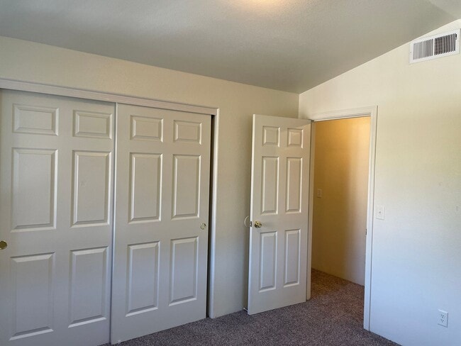Building Photo - Beautiful 2 Bedroom 1.5 Bath Townhome Loca...
