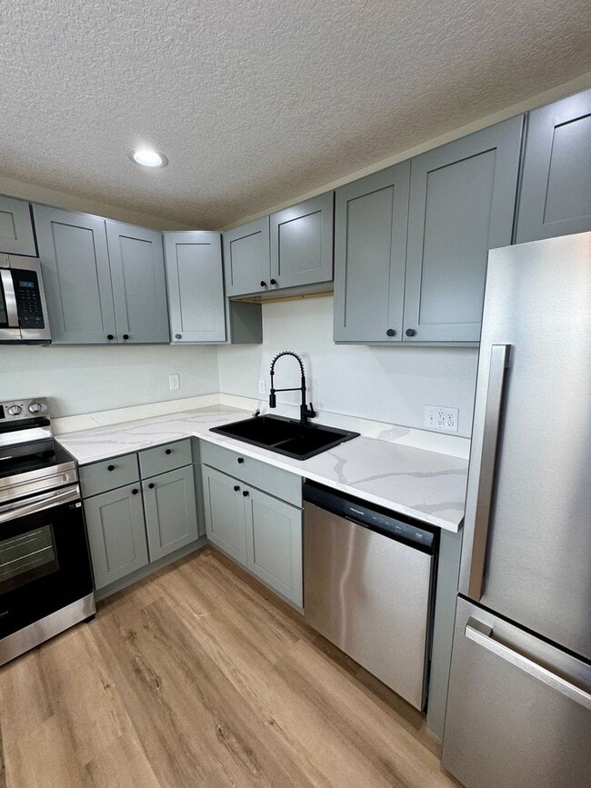 Building Photo - Beautifully Renovated 2-Bed/1-Bath Upstair...