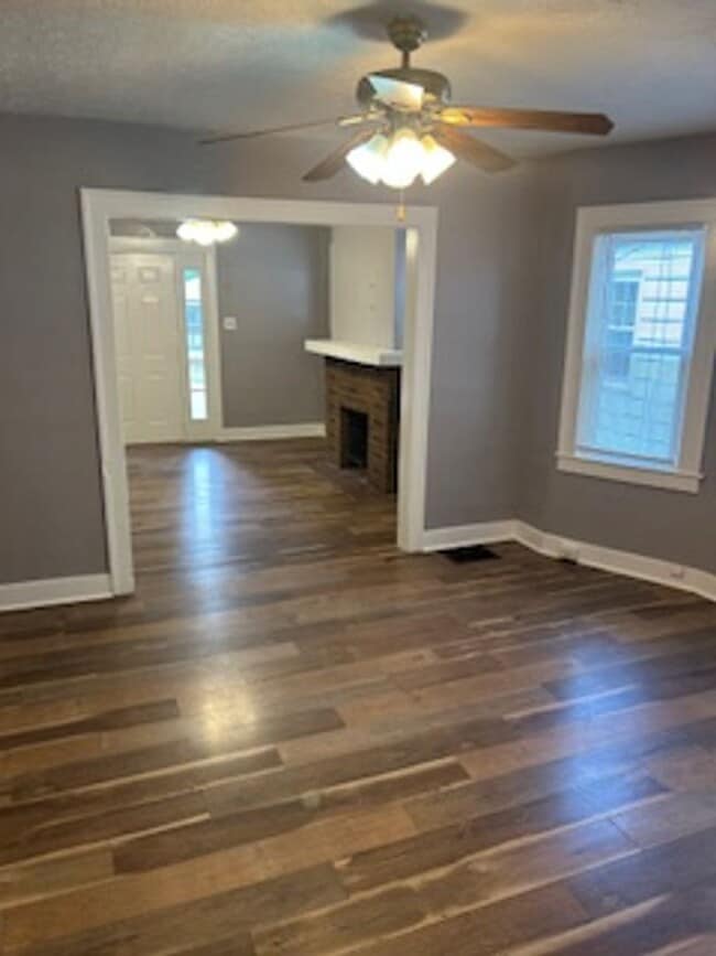 Building Photo - 2 Bedroom 1 Bathroom Home Available Now
