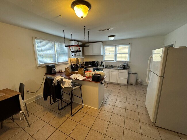 Building Photo - Cute Downtown 2 Bedroom Cottage!