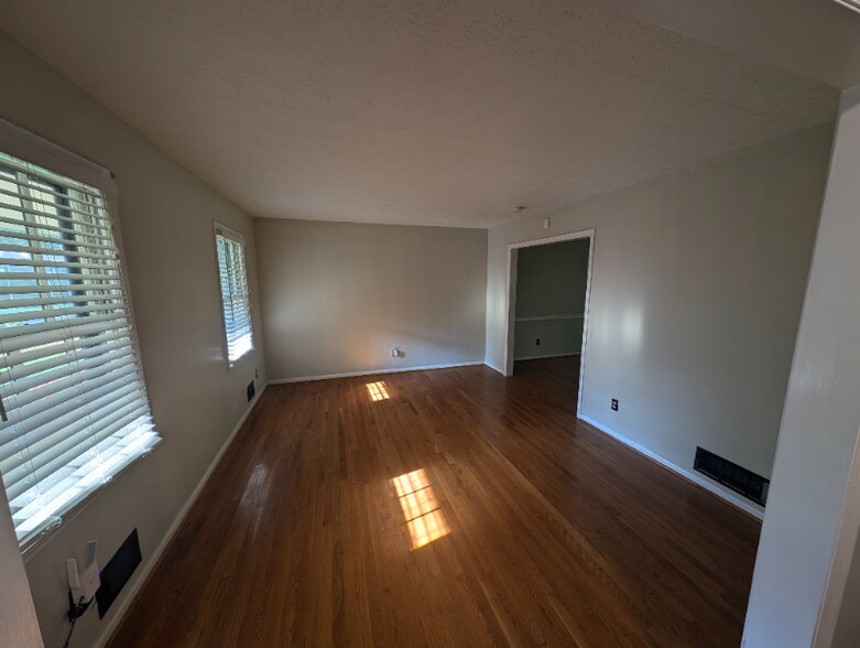 Building Photo - 2322 Chevy Chase Ln