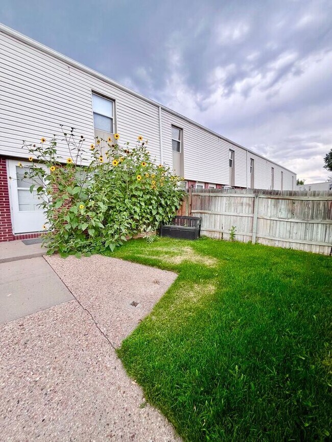 Building Photo - Townhome in Central Windsor!