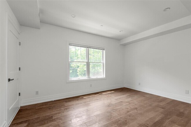 Building Photo - 22 Sagamore Hill Dr