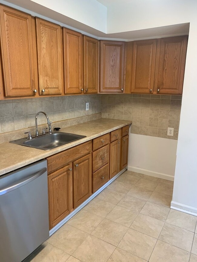 Building Photo - 2 Story, 3 bedroom, 1.5 bath Townhome in Glen Burnie