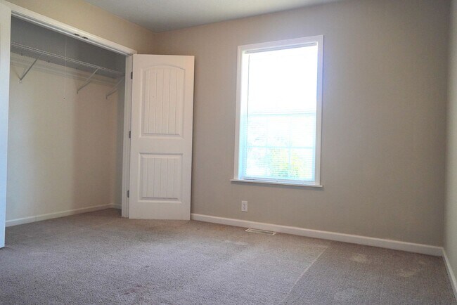 Building Photo - Adorable 3-Bed, 2-Bath Home with 2-Car Garage in Prime Location!