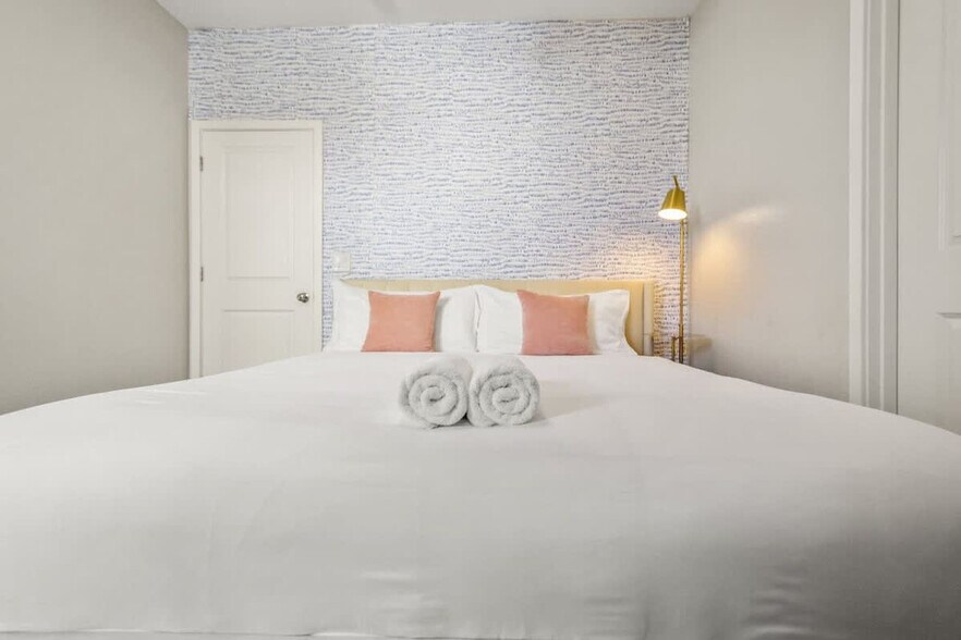 Building Photo - 6606 W Paradise Ln