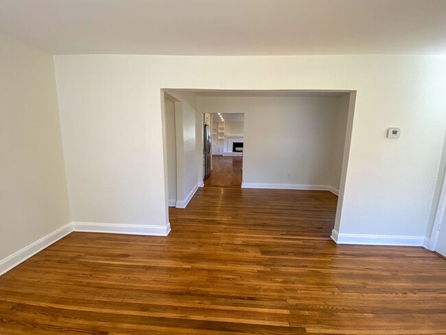 Building Photo - 3 bed, 2 bath in High Point Terrace with g...