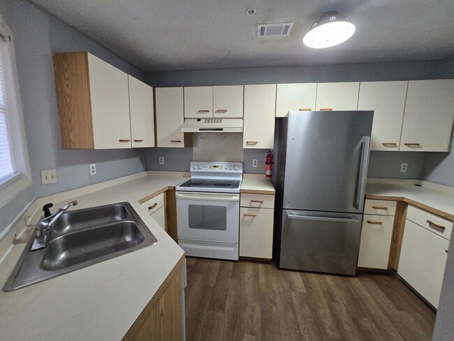 Building Photo - 950 Stewarts Creek Dr