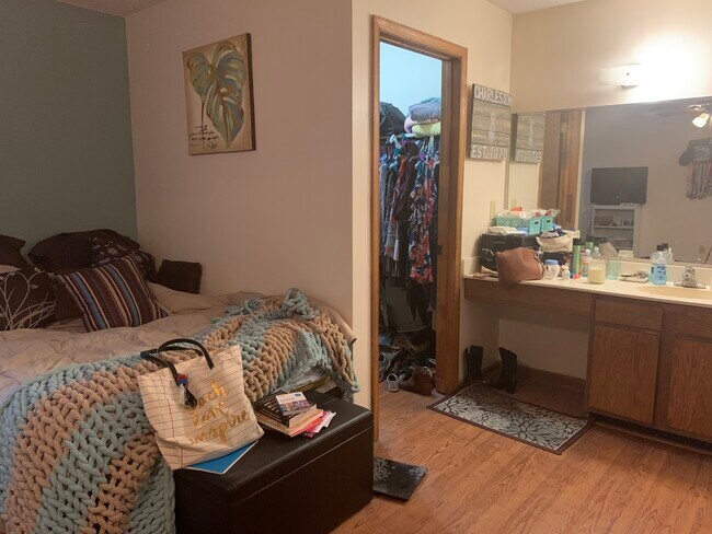 Master bedroom w/ 2nd walk-in closet - 46 Held Cir