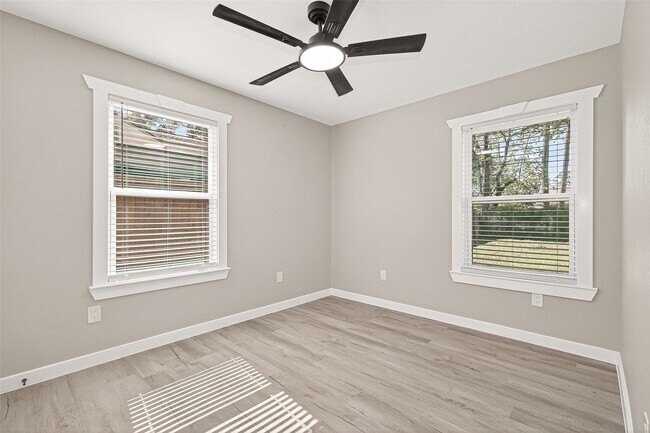 Building Photo - 10531 Royal Oaks Dr