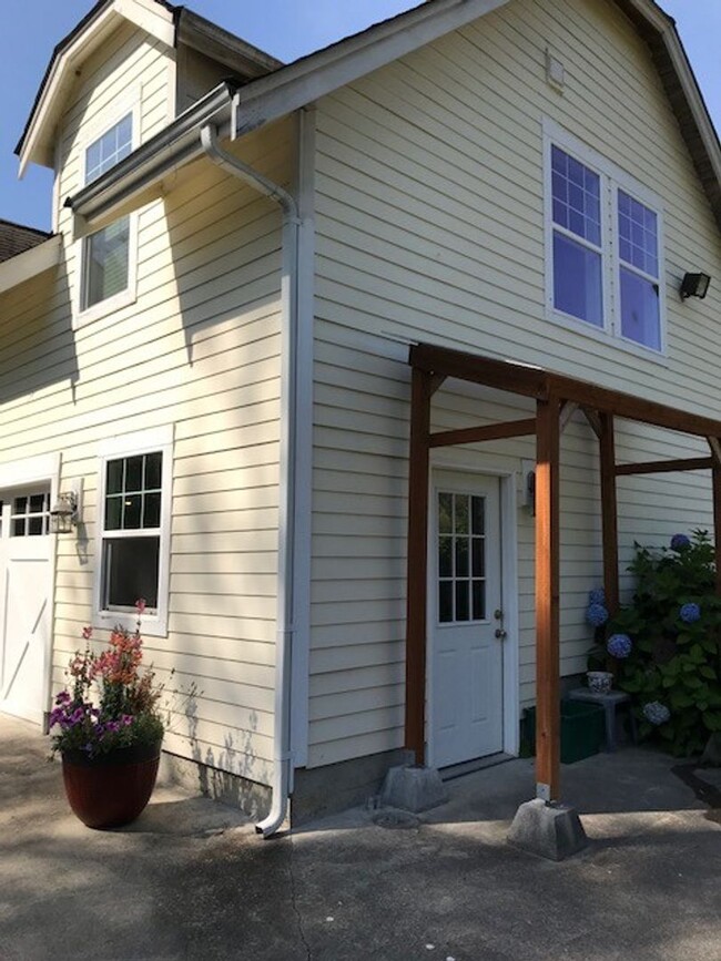 Building Photo - Lake Stevens 1 Bed, 1 Bath Top Floor of Ca...