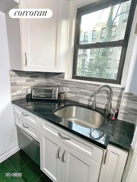 Building Photo - 225 E 73rd St