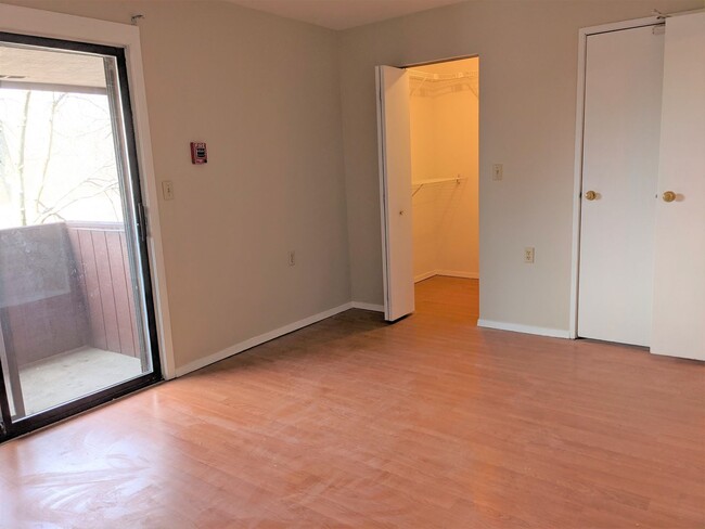 Building Photo - 1 Bedroom Condo with Pool and Private Entry