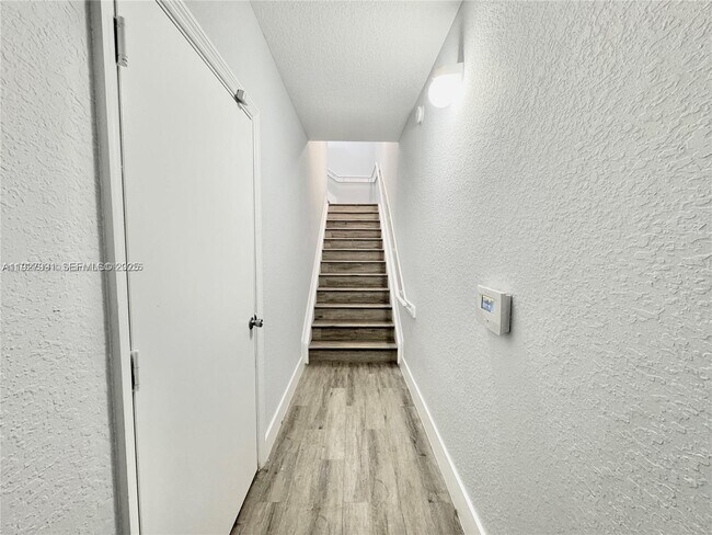 Building Photo - 704 Belmont Ln