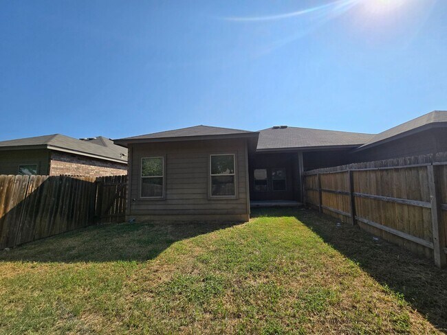 Building Photo - Walk to Historic Gruene! Fridge Included /...