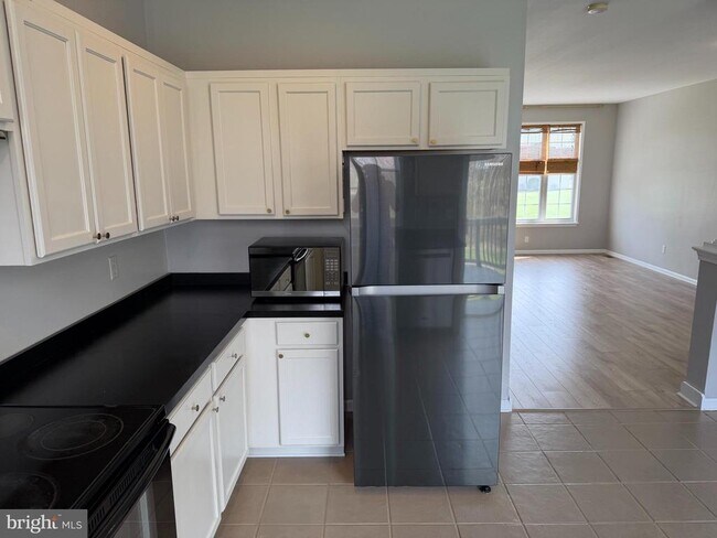 Building Photo - 25 Shawn Ln