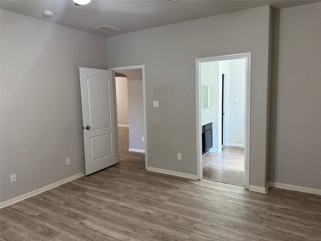 Building Photo - 306 Edgewater Park Dr