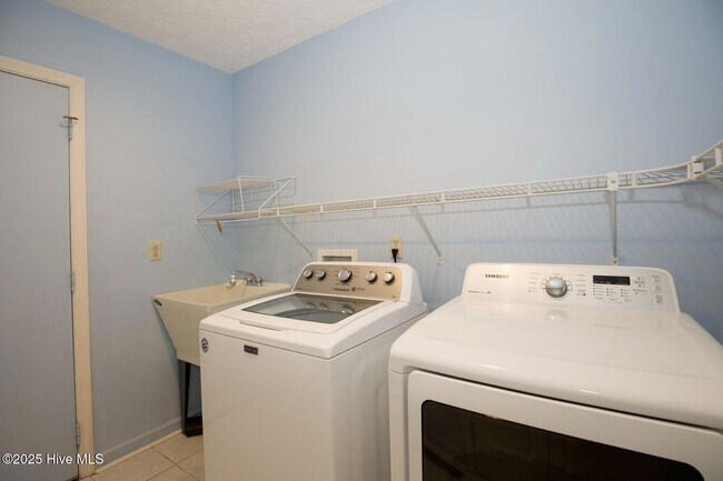 Building Photo - 1205 Greenbriar Dr