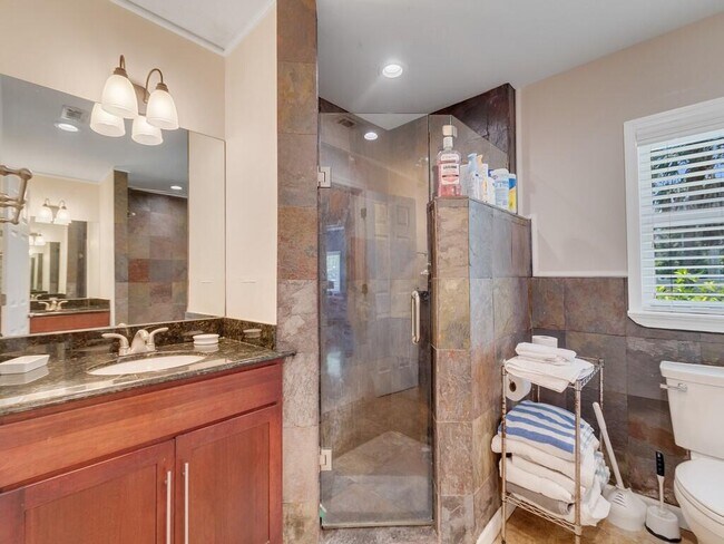 Building Photo - 527 E Causeway Blvd