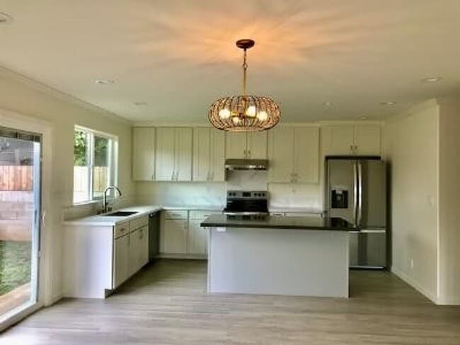 Building Photo - Beautiful 5/3.2 custom home in Kaneohe!