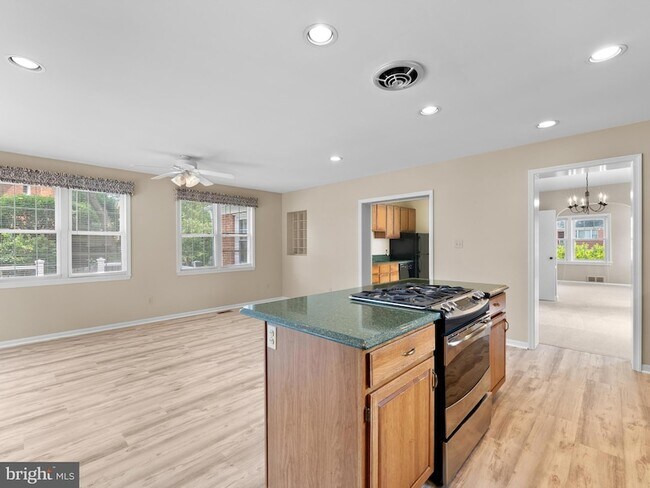 Building Photo - 404 S George Mason Dr