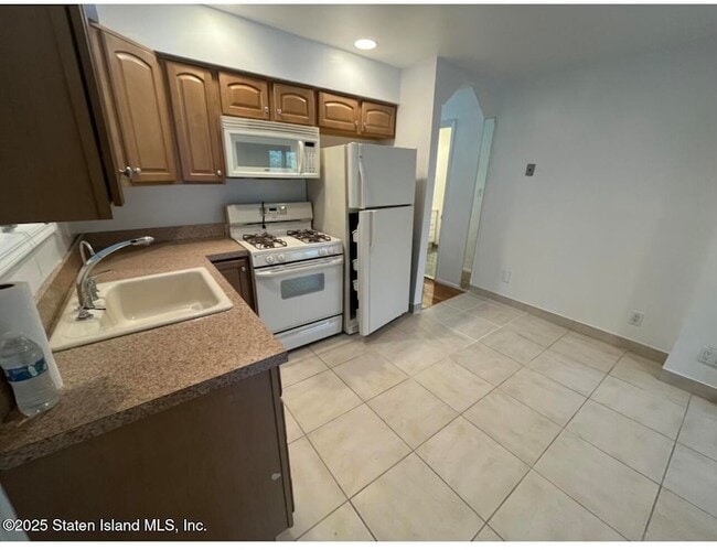 Building Photo - 384 Purdy Ave