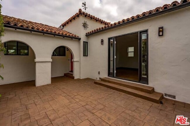 Building Photo - 10634 Wellworth Ave