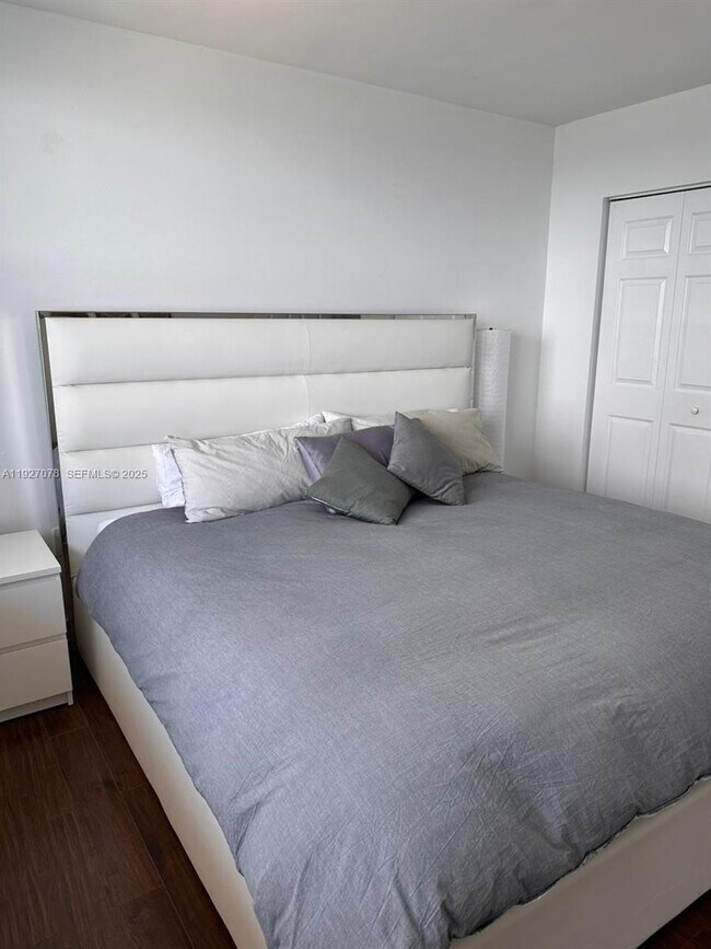 Building Photo - 1155 Brickell Bay Dr