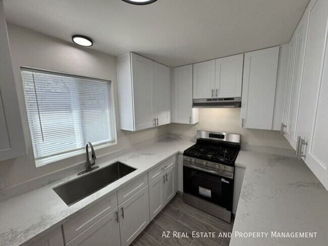 Building Photo - 1005 E Turney Ave