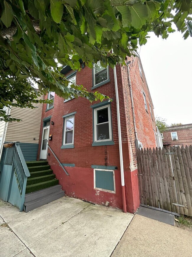 Building Photo - Cozy Home w/2 bath!