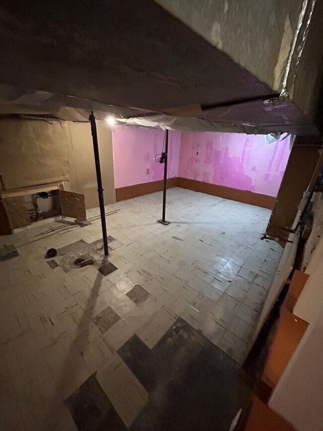 Building Photo - 3 Bedroom 2 Bathroom Apartment Near Gundersen