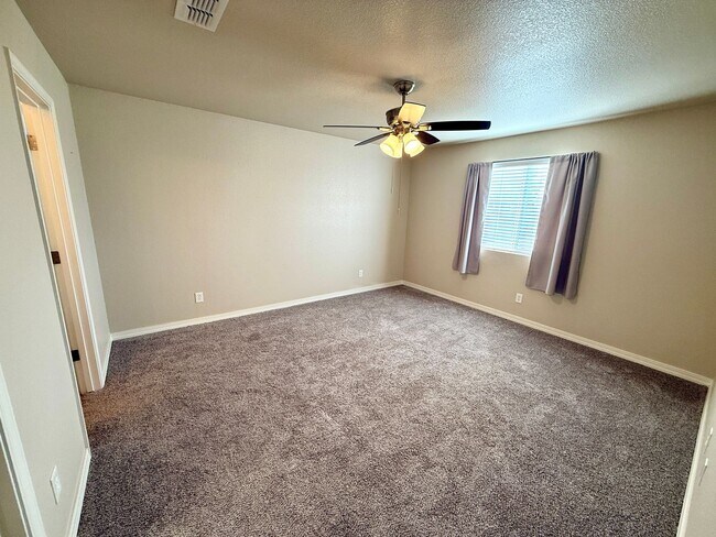 Building Photo - Great 4 Bedroom Home with Drive Through Side Gate!