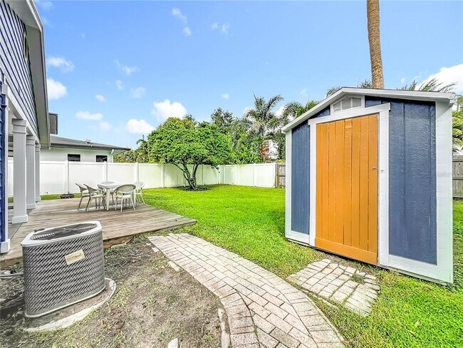 Building Photo - 1681 Walnut Ave