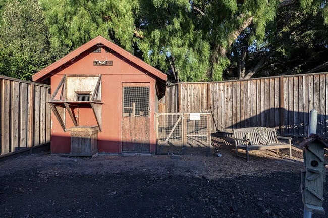 Building Photo - 1915 Washington St
