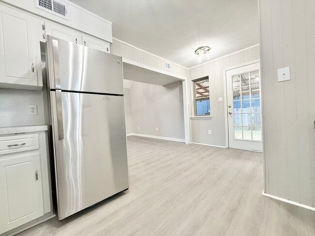 Building Photo - 92 Sycamore Cir