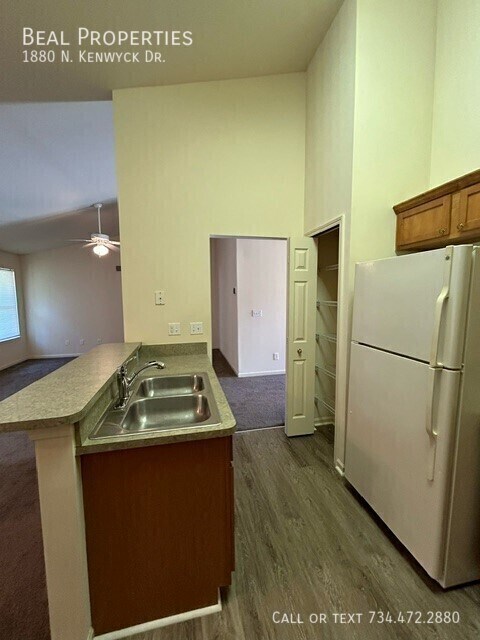 Building Photo - 1880 N Kenwyck Dr