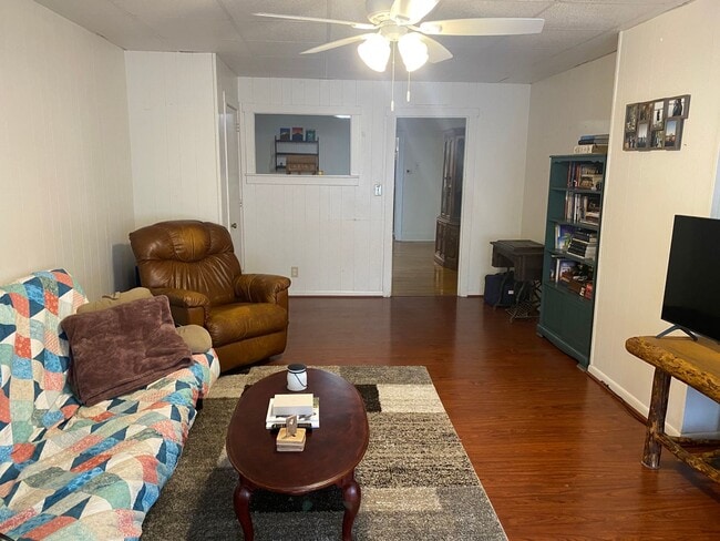 Building Photo - 3 Bedroom, 2 Bath Home in Manheim - Fenced...